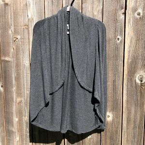 Peace & Pearls waterfall drape open gray cardigan size small